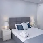 Moderna Com Piscina Villa