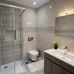 Moderna Com Piscina Βίλα