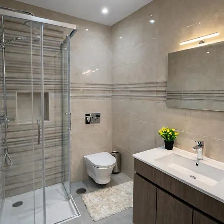 Moderna Com Piscina 빌라
